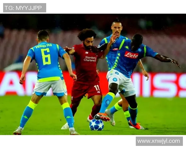 利物浦赛场小插曲引发争议 裁判果断处理化解危机